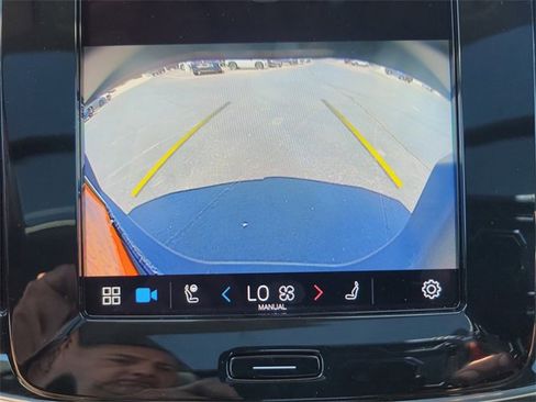 Used 2023 Volvo XC40 B5 Plus image 31