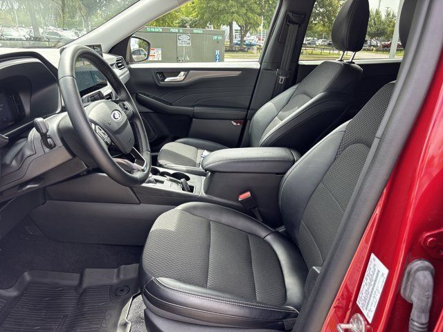 Used 2025 Ford Escape SE w/ Class II Trailer Tow Package FWD image 15