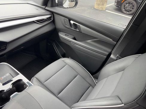 Used 2025 Buick Enclave Preferred w/ LPO, Floor Liner Package FWD image 15
