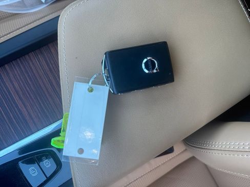 Certified 2023 Volvo XC60 B5 Ultimate w/ Protection Package Premier image 33