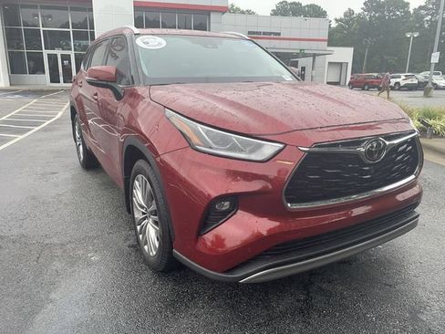 Used 2022 Toyota Highlander Platinum FWD image 2