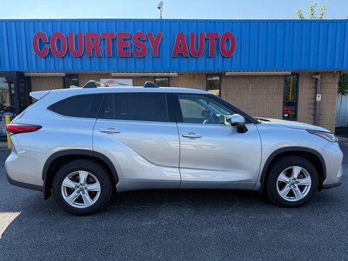 Used 2021 Toyota Highlander LE AWD/4WD image 10