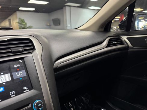 Used 2018 Ford Fusion SE w/ Fusion SE Technology Package image 25