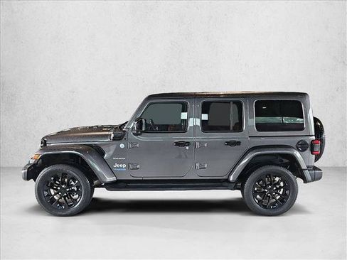Used 2022 Jeep Wrangler Unlimited Sahara w/ Cold Weather Group AWD/4WD image 8