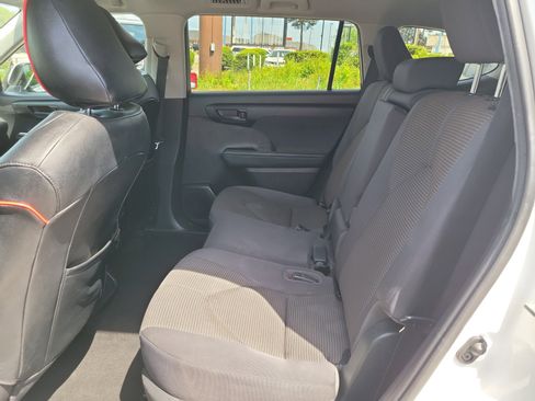Used 2021 Toyota Highlander LE FWD image 12