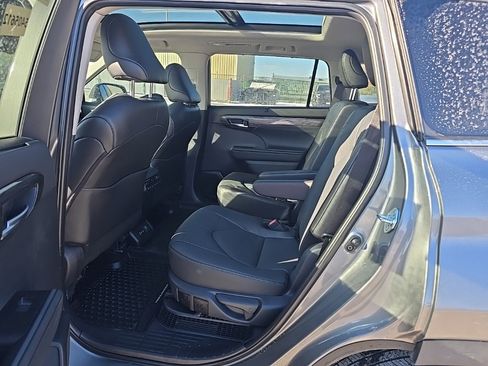 Used 2025 Toyota Highlander Platinum image 10