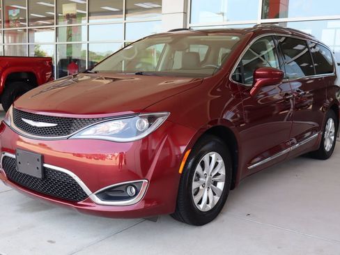 Used 2018 Chrysler Pacifica Touring-L w/ Premium Audio Group FWD image 3