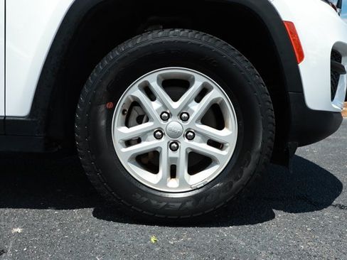 Used 2024 Jeep Grand Cherokee Laredo RWD image 5