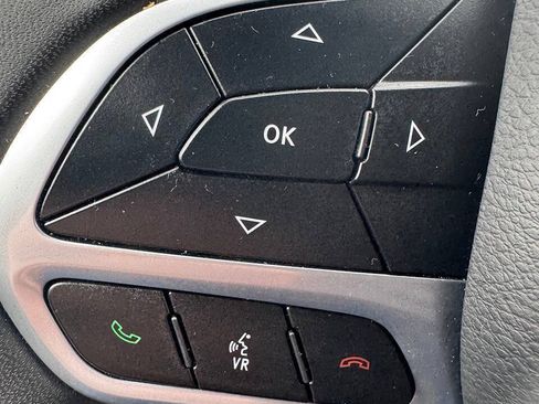 Used 2025 Chrysler Pacifica Select FWD image 14