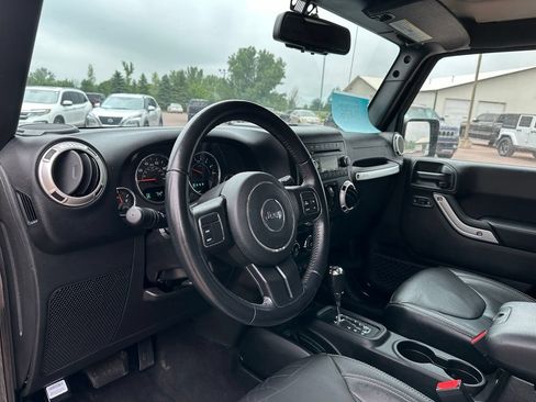 Used 2018 Jeep Wrangler Unlimited Sahara AWD/4WD image 12