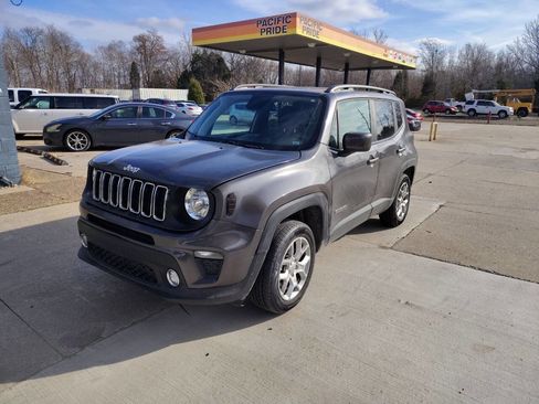 Used 2019 Jeep Renegade Latitude w/ Cold Weather Group image 1