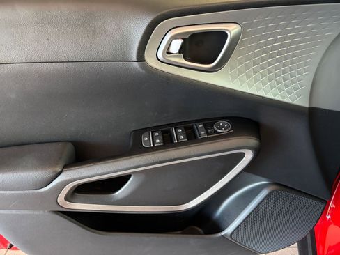 Used 2025 Kia Soul LX w/ LX Technology Package FWD image 18