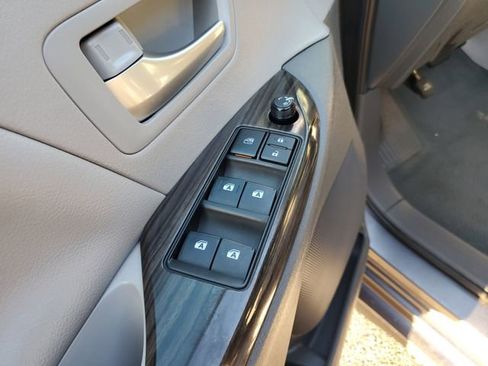 Used 2020 Toyota Sienna XLE FWD image 18