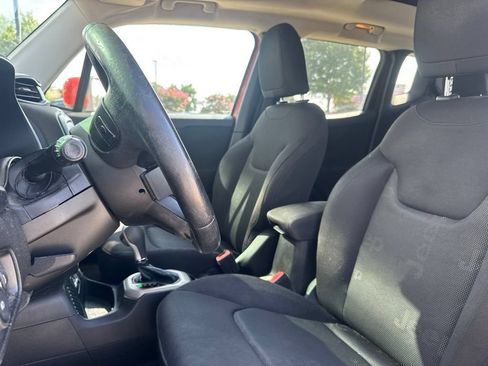 Used 2016 Jeep Renegade Latitude FWD image 17