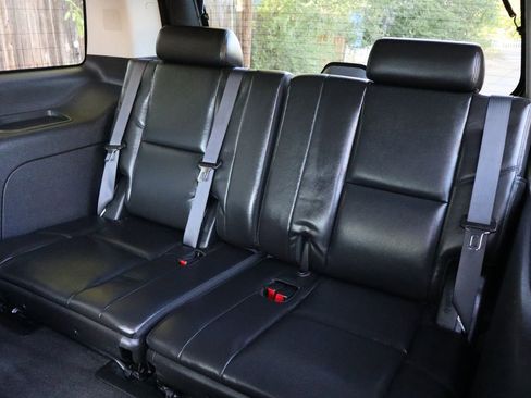 Used 2011 Cadillac Escalade AWD image 21