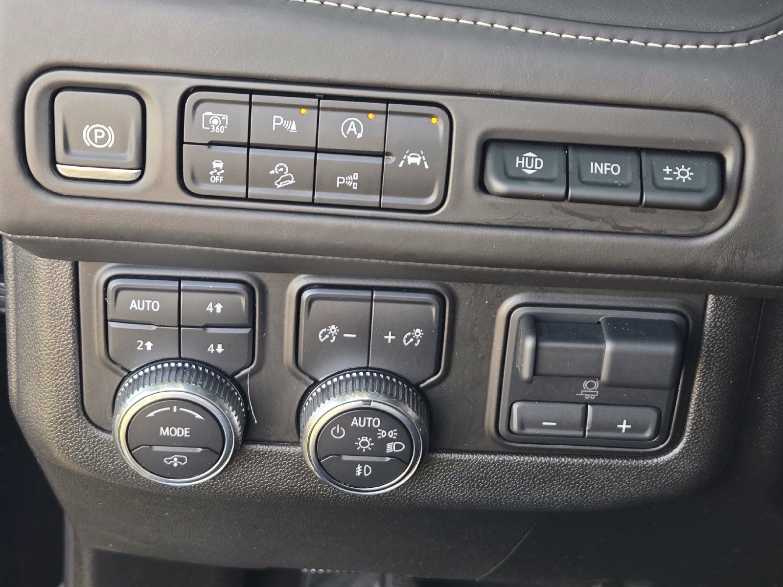 Used 2024 GMC Yukon Denali Ultimate AWD/4WD image 23