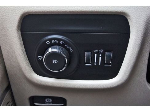 Used 2022 Jeep Grand Cherokee Limited image 22