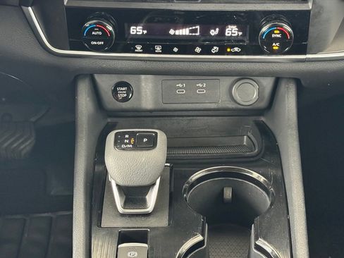Used 2025 Nissan Rogue SV FWD image 30