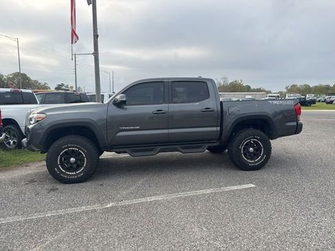 Used 2017 Toyota Tacoma TRD Off-Road w/ Premium & Technology Package image 11