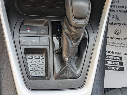 Used 2024 Toyota RAV4 XLE FWD image 20