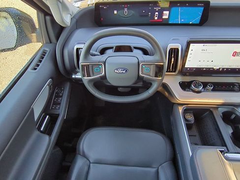 Used 2025 Ford Expedition Active RWD image 16