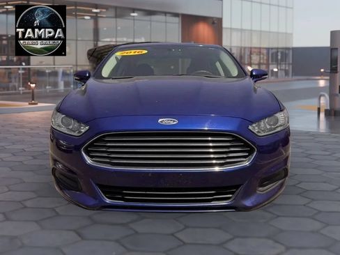 Used 2016 Ford Fusion SE FWD image 2
