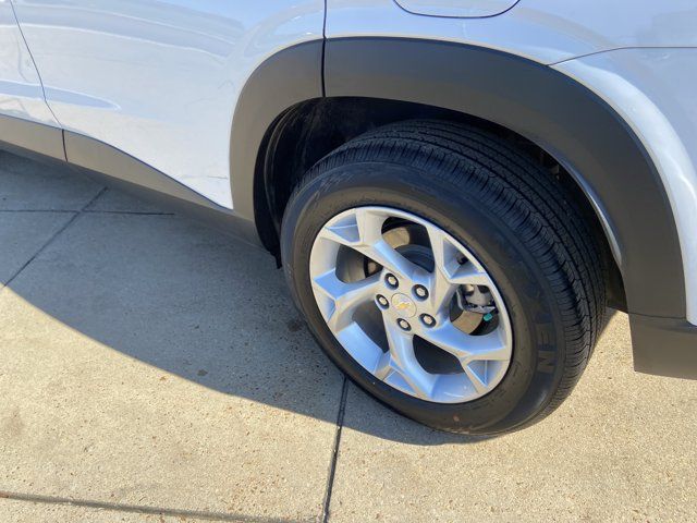Used 2025 Chevrolet Trax LS w/ LS Convenience Package FWD image 30