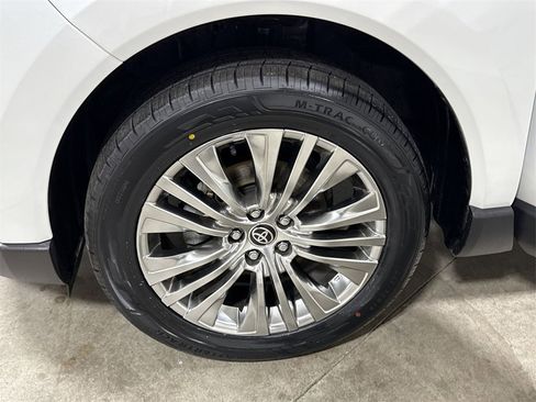 Used 2024 Toyota Venza XLE image 25