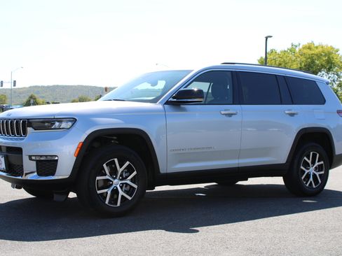 Used 2023 Jeep Grand Cherokee L Limited AWD/4WD image 12