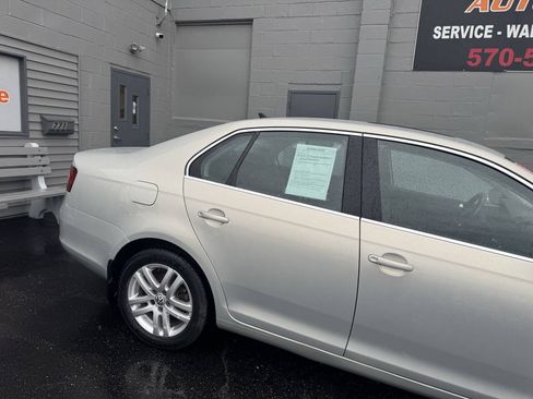 Used 2010 Volkswagen Jetta TDI FWD image 9