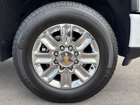 Used 2024 Chevrolet Silverado 2500 High Country w/ High Country Premium Package AWD/4WD image 11