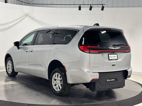 Used 2026 Chrysler Pacifica Select FWD image 17