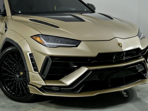 Used 2023 Lamborghini Urus Performante AWD/4WD image 3