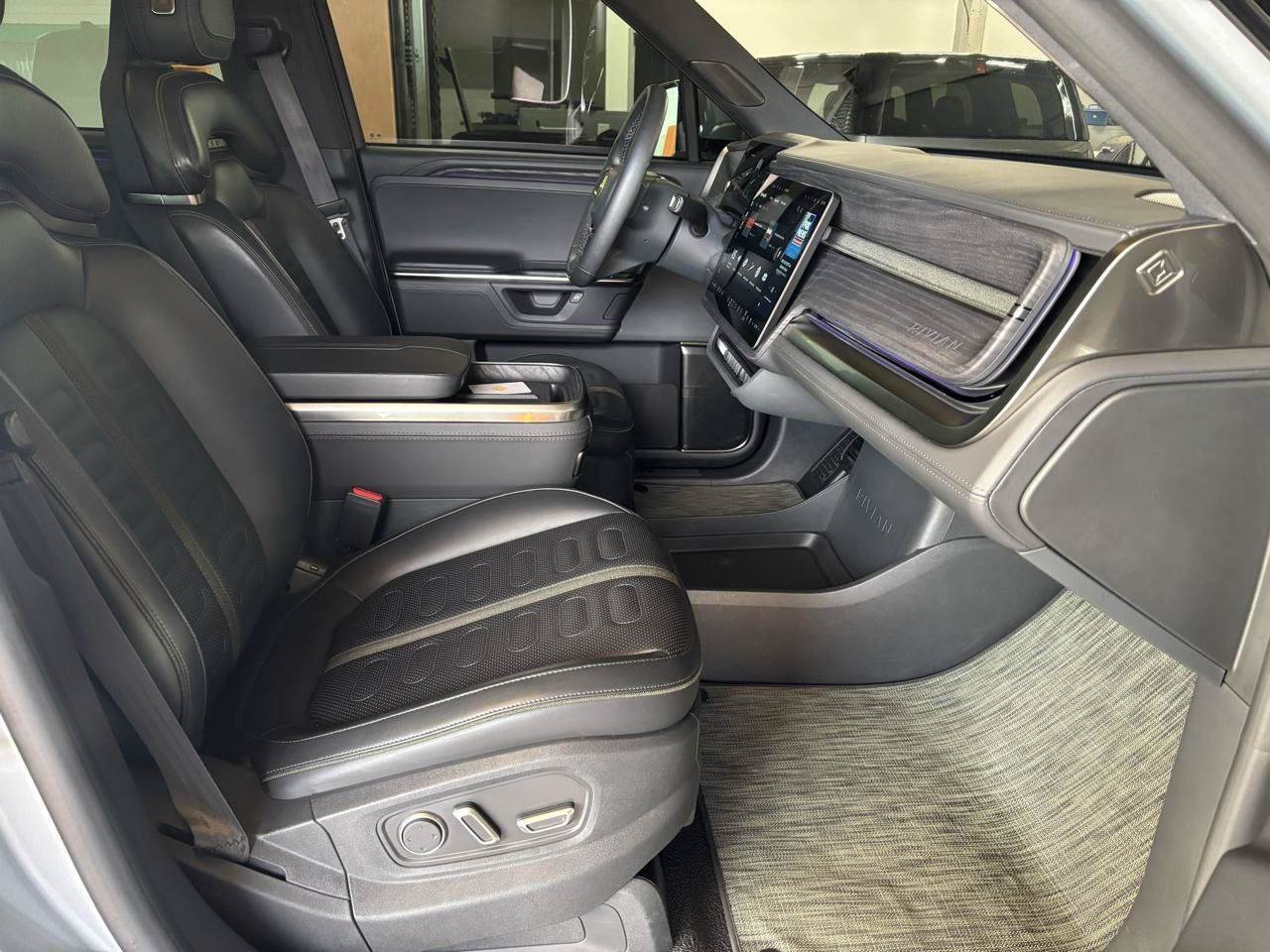 Used 2025 Rivian R1S Adventure Dual AWD/4WD image 17