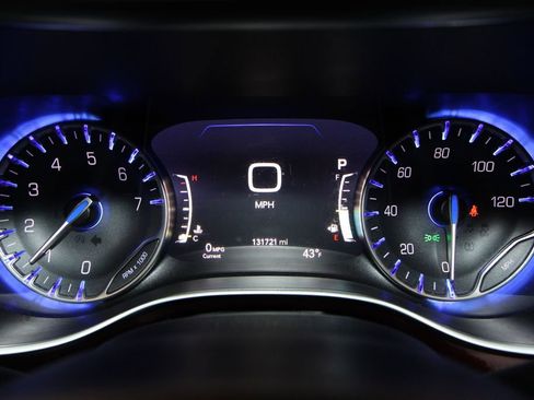 Used 2017 Chrysler Pacifica Limited w/ UConnect Theater Package image 11