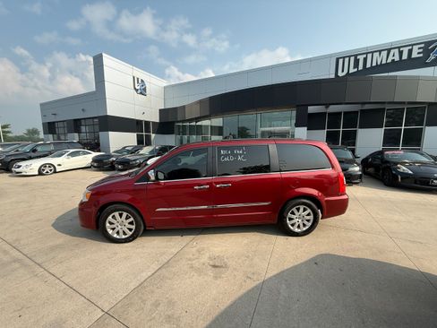 Used 2012 Chrysler Town & Country Touring-L w/ Entertainment Group #2 FWD image 4