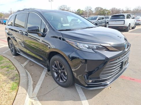 Used 2024 Toyota Sienna XLE Woodland Edition image 8