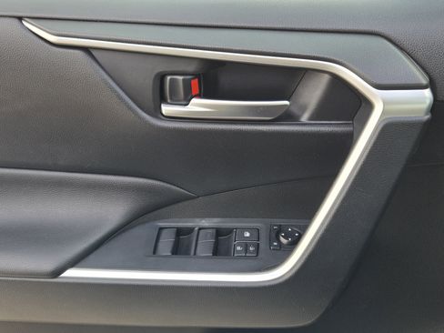 Used 2020 Toyota RAV4 XLE image 27