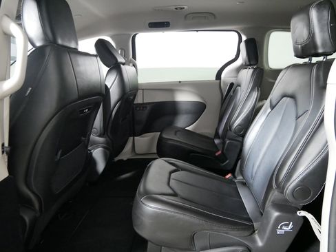 Used 2024 Chrysler Pacifica Touring-L image 32