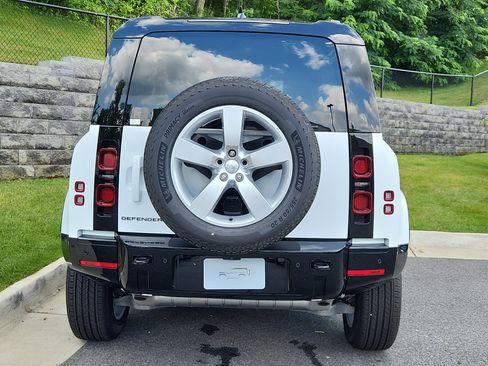 Used 2025 Land Rover Defender 90 X-Dynamic SE image 7