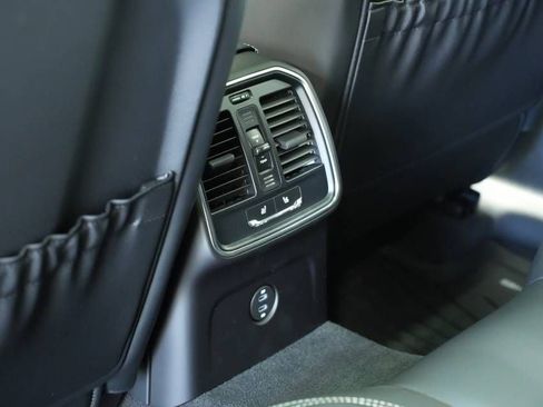Certified 2025 Porsche Macan AWD/4WD image 26