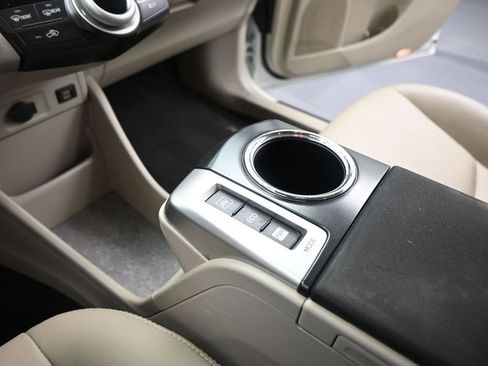 Used 2014 Toyota Prius V Five image 15