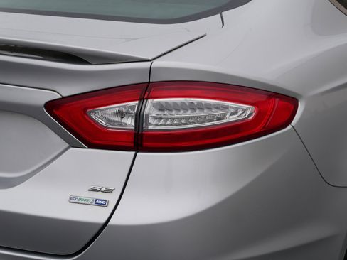 Used 2016 Ford Fusion SE image 17