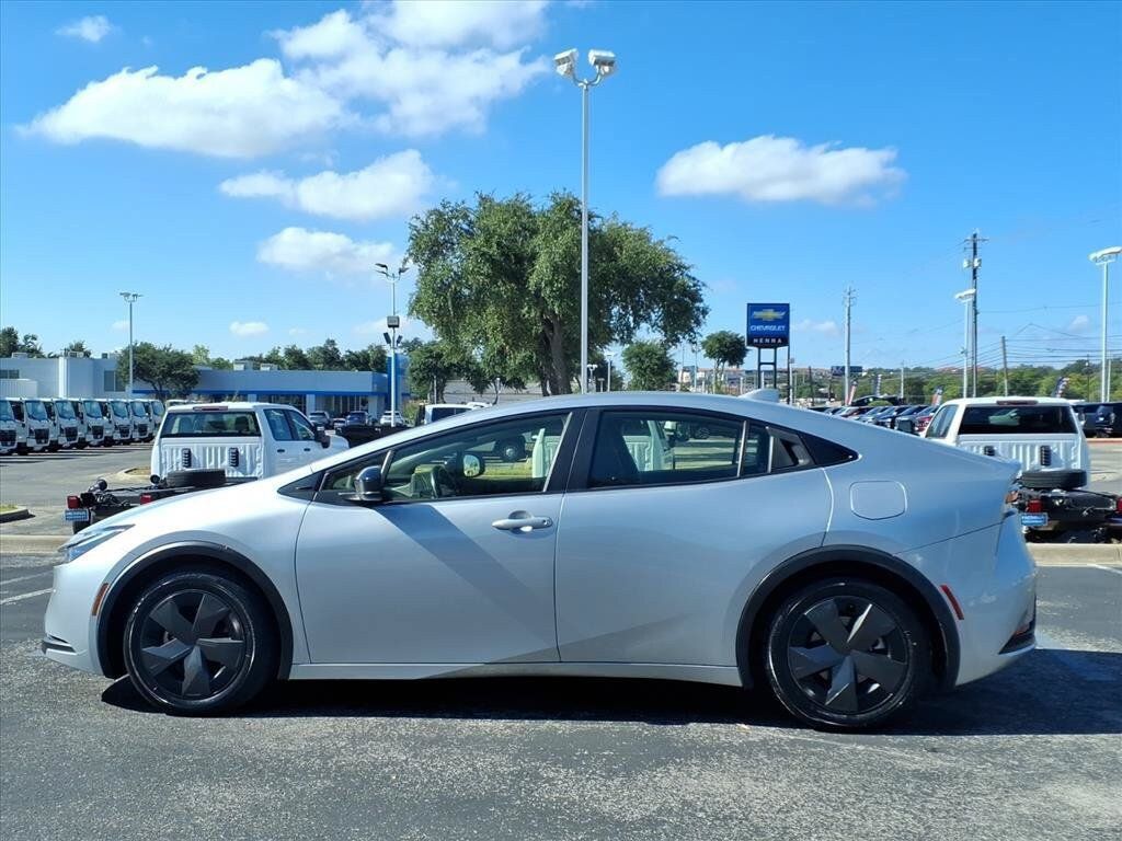 Used 2023 Toyota Prius LE FWD image 9