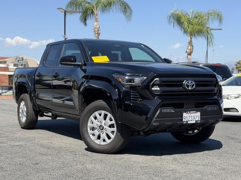 Used 2025 Toyota Tacoma 2WD Double Cab image 2