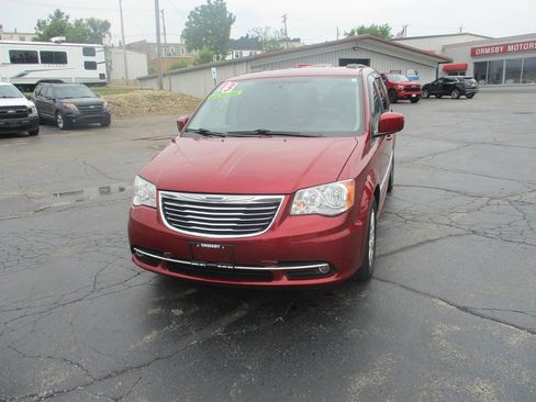 Used 2013 Chrysler Town & Country Touring FWD image 1