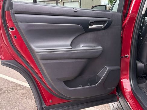 Certified 2025 Toyota Highlander XLE AWD/4WD image 33