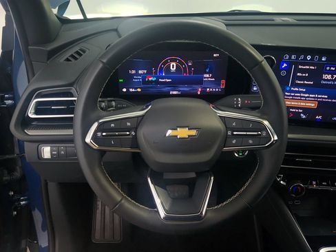 Used 2025 Chevrolet Traverse LT w/ Driver Confidence Package FWD image 19