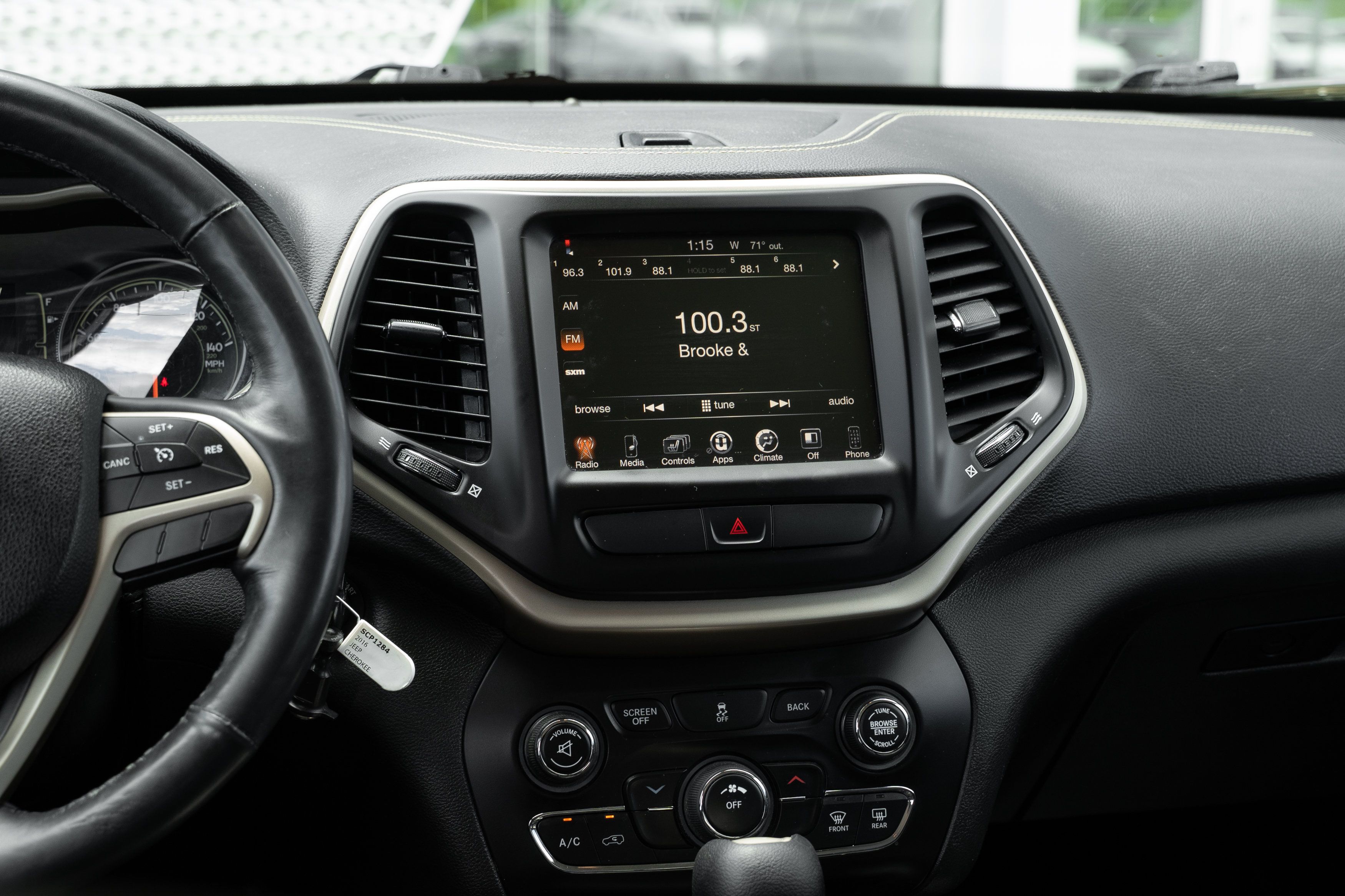 Used 2016 Jeep Cherokee Latitude w/ Cold Weather Group FWD image 12