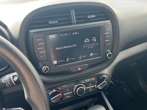 Used 2025 Kia Soul LX w/ LX Technology Package FWD image 17
